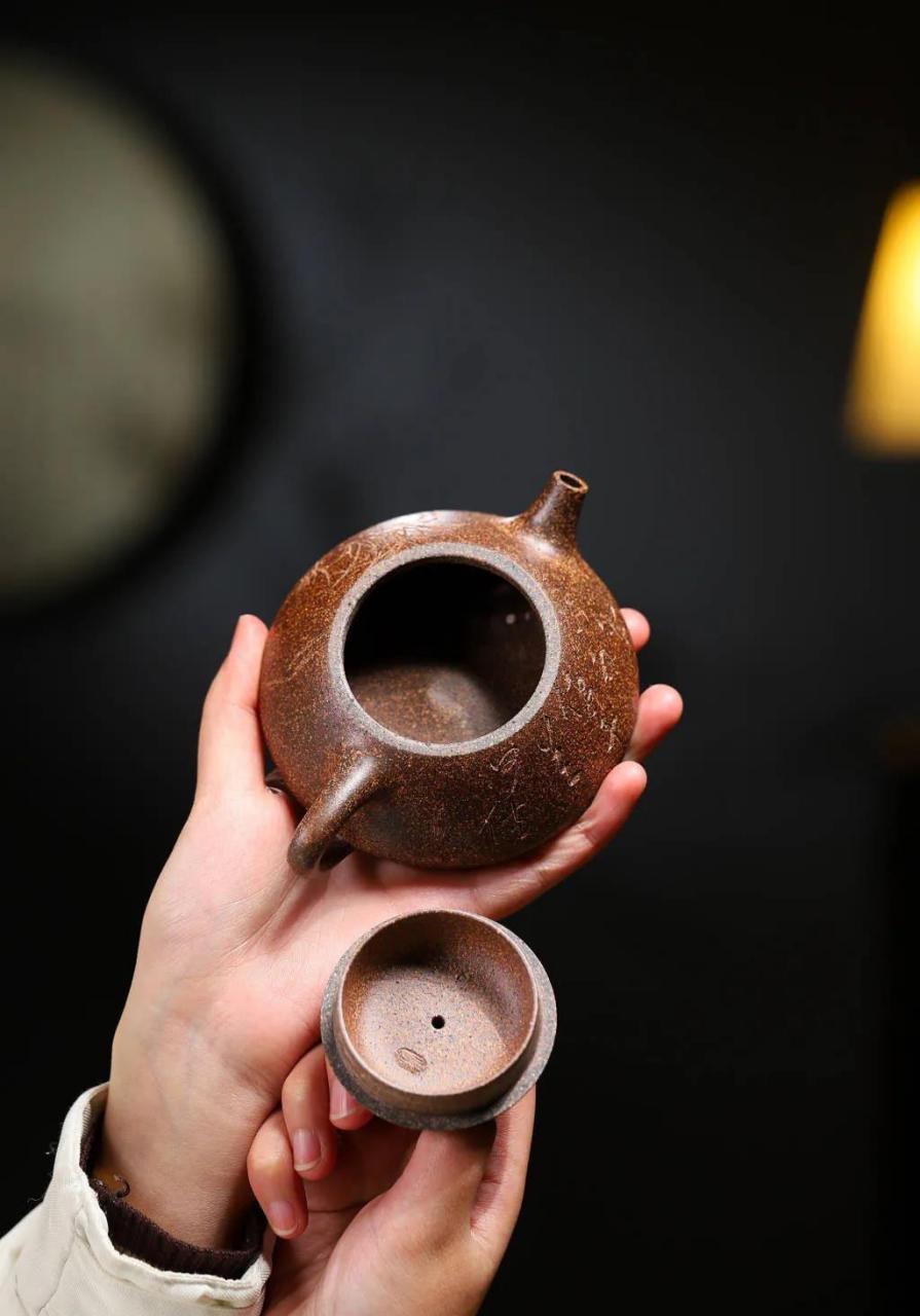 前墅古龙窑传承人. 工艺师李卢春刻绘1200