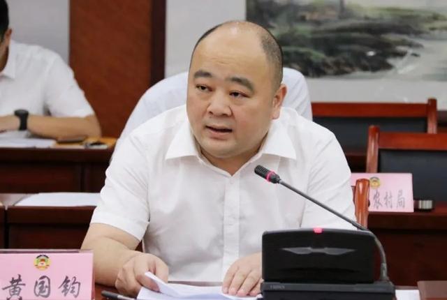 黄国钧代表婺城区政府向区政协常委会通报上半年经济社会发展情况