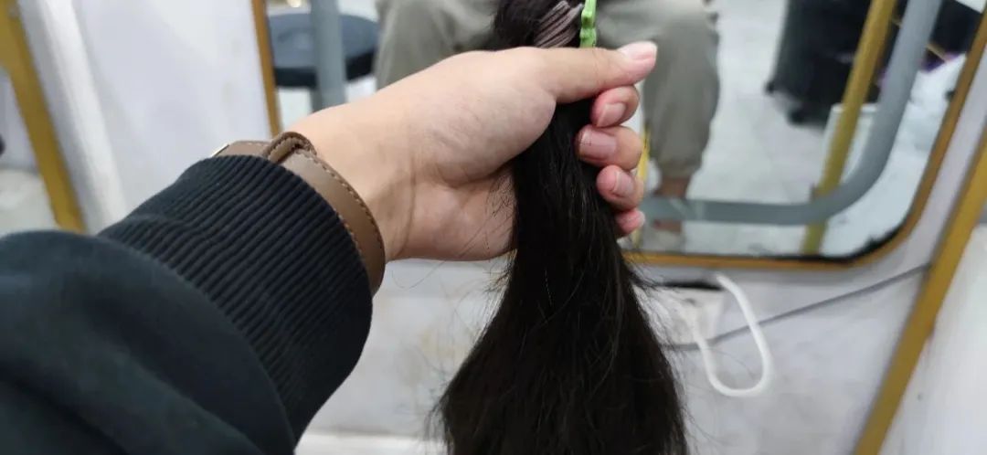 武汉男生毕业前剪掉40厘米长发,留发两年只为一个目的