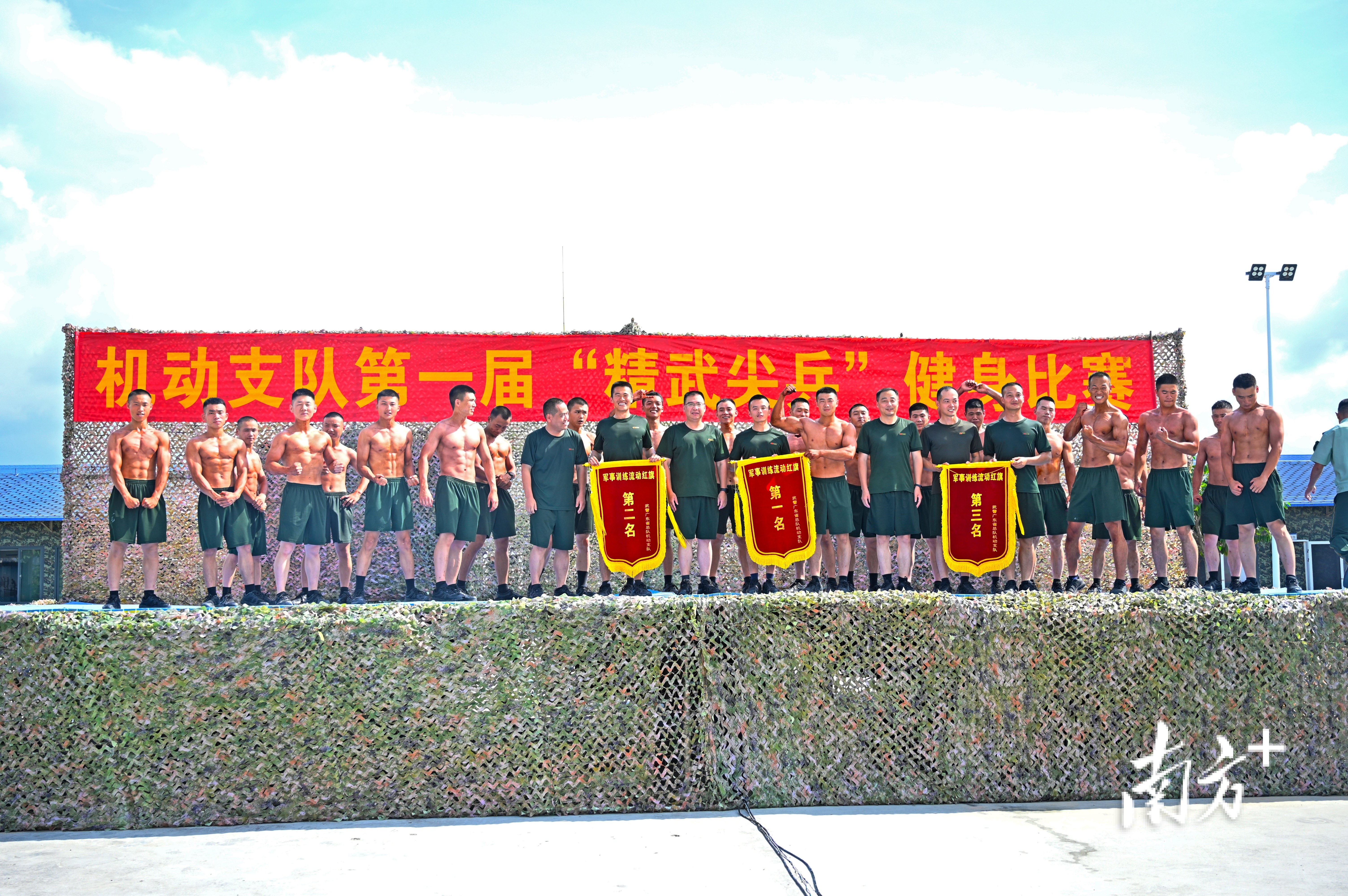 满屏肌肉!武警官兵的健身比赛太帅了