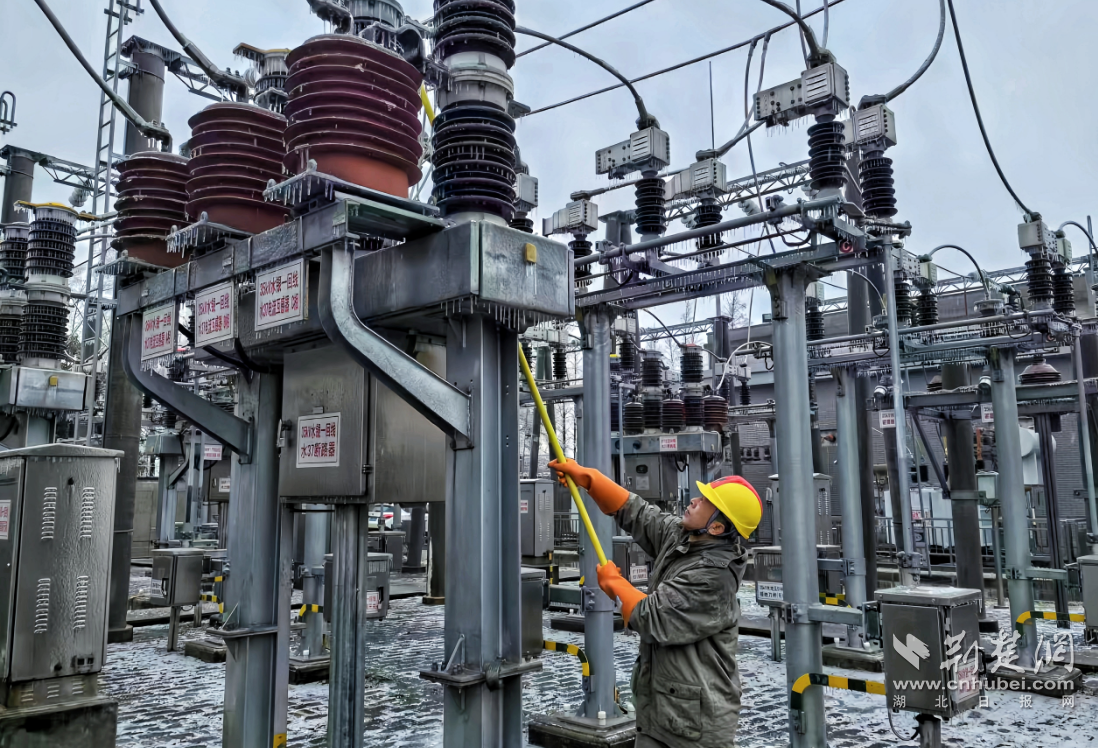 战寒潮,武汉240座变电站迅速开展"破冰"行动