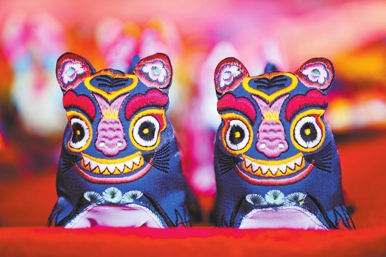 「文化视点」锦绣田园 传巧人间——庆阳香包绣制技艺的传承之道