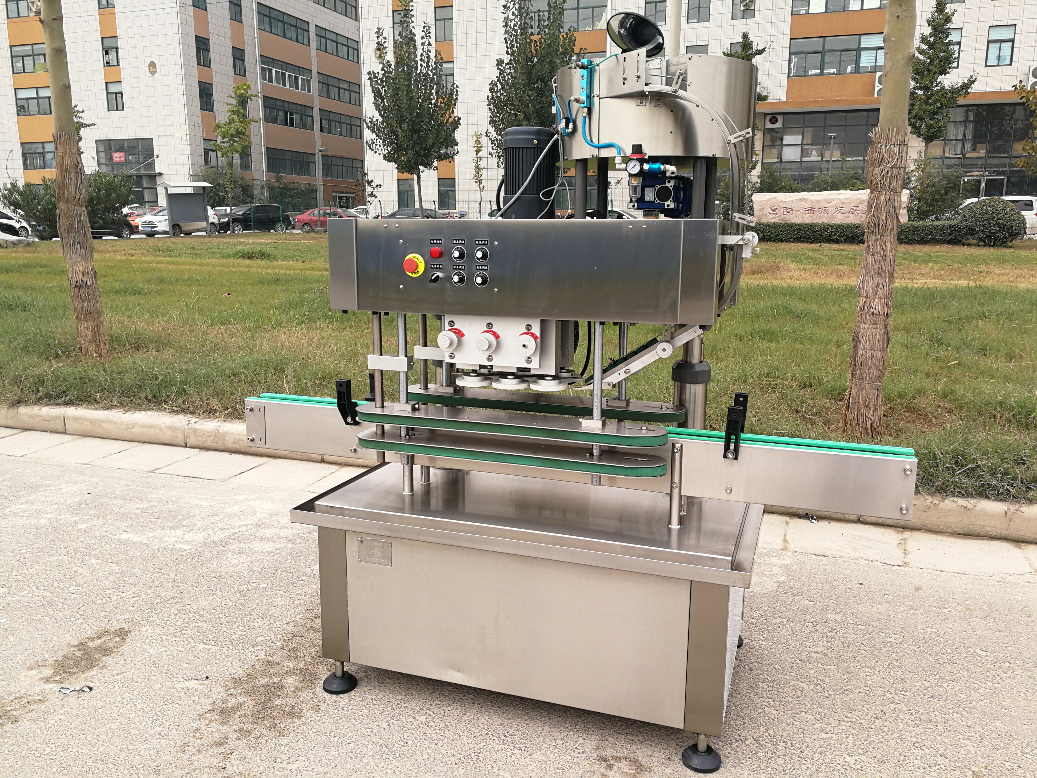 全自动瓶盖旋盖机 洗衣液螺纹拧盖机为生产发挥重要作用