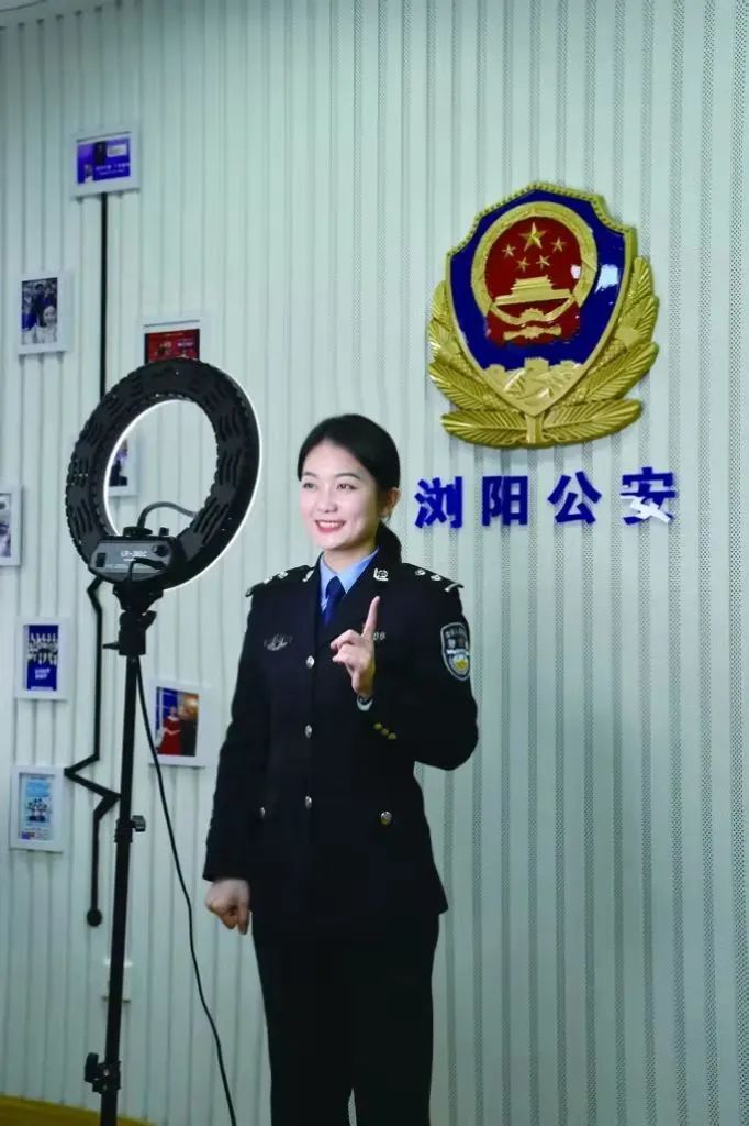她们是女警她们和男警一样抓捕审讯蹲守追踪风吹日晒