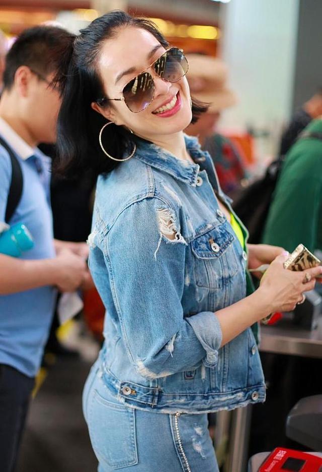 52岁钟丽缇晒撩人素颜照!网友:这 也太