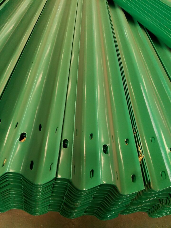 什么是波形护栏九孔板