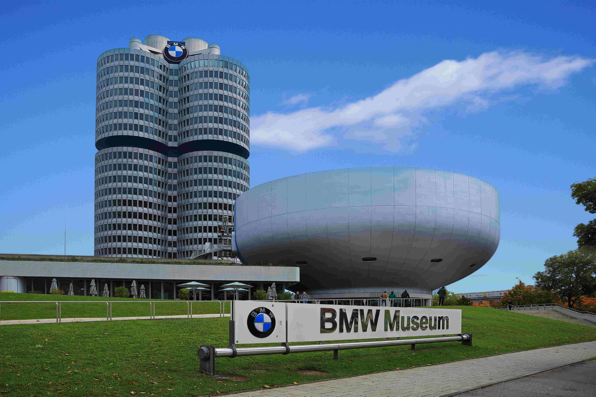 奔驰电动车打六折仍滞销,宝马ix3被用户吐槽"智能水平不如国产