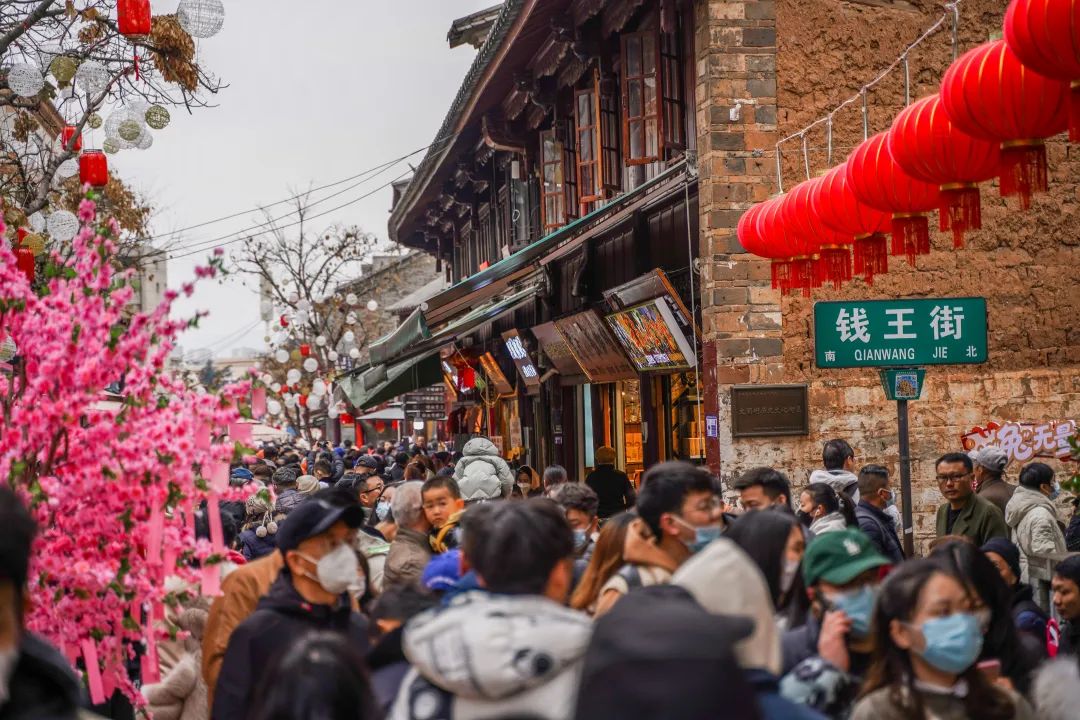 街區因清朝首富王熾在此開設同慶豐票號而得名.