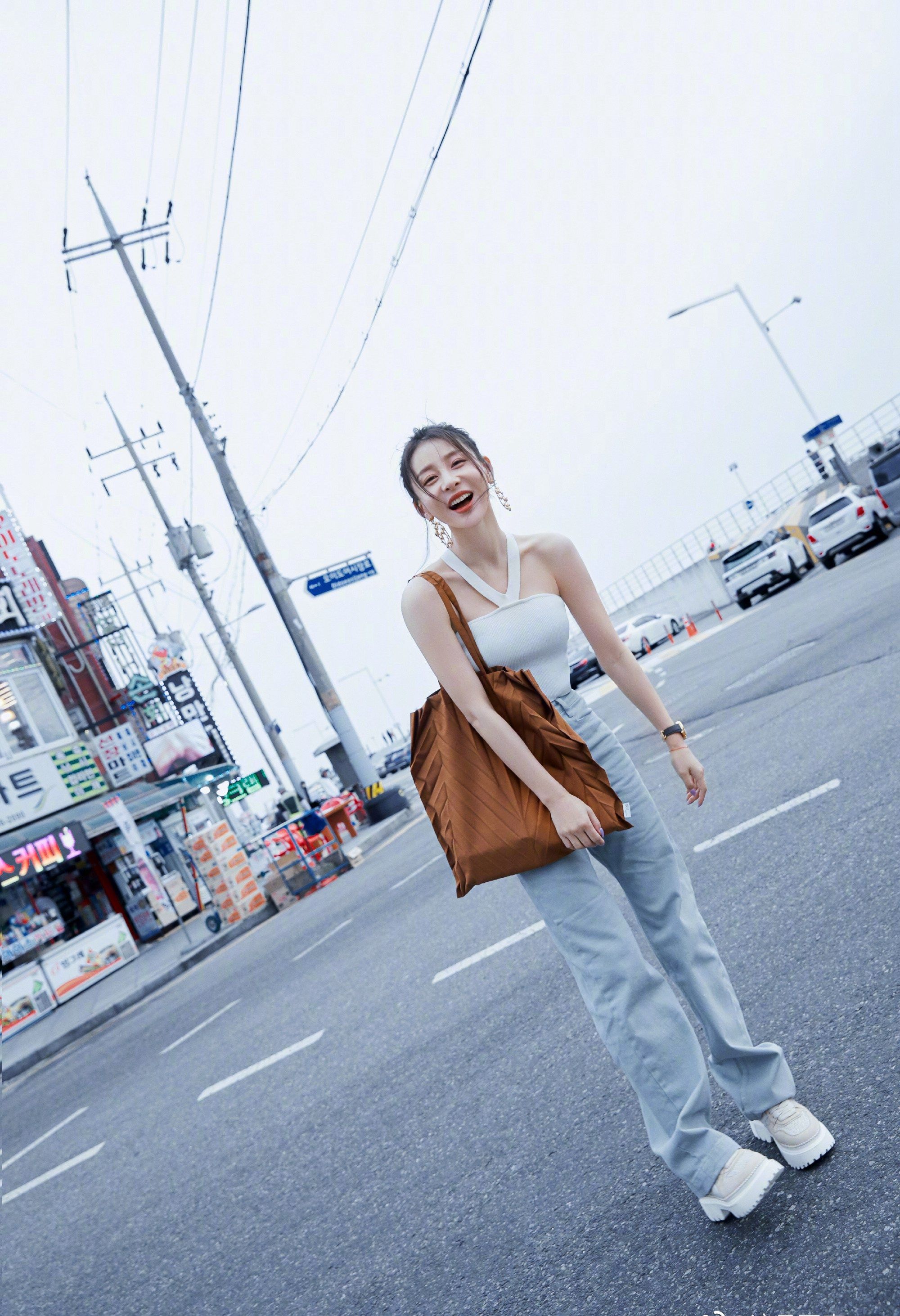 贾青白色t恤青春活力写真