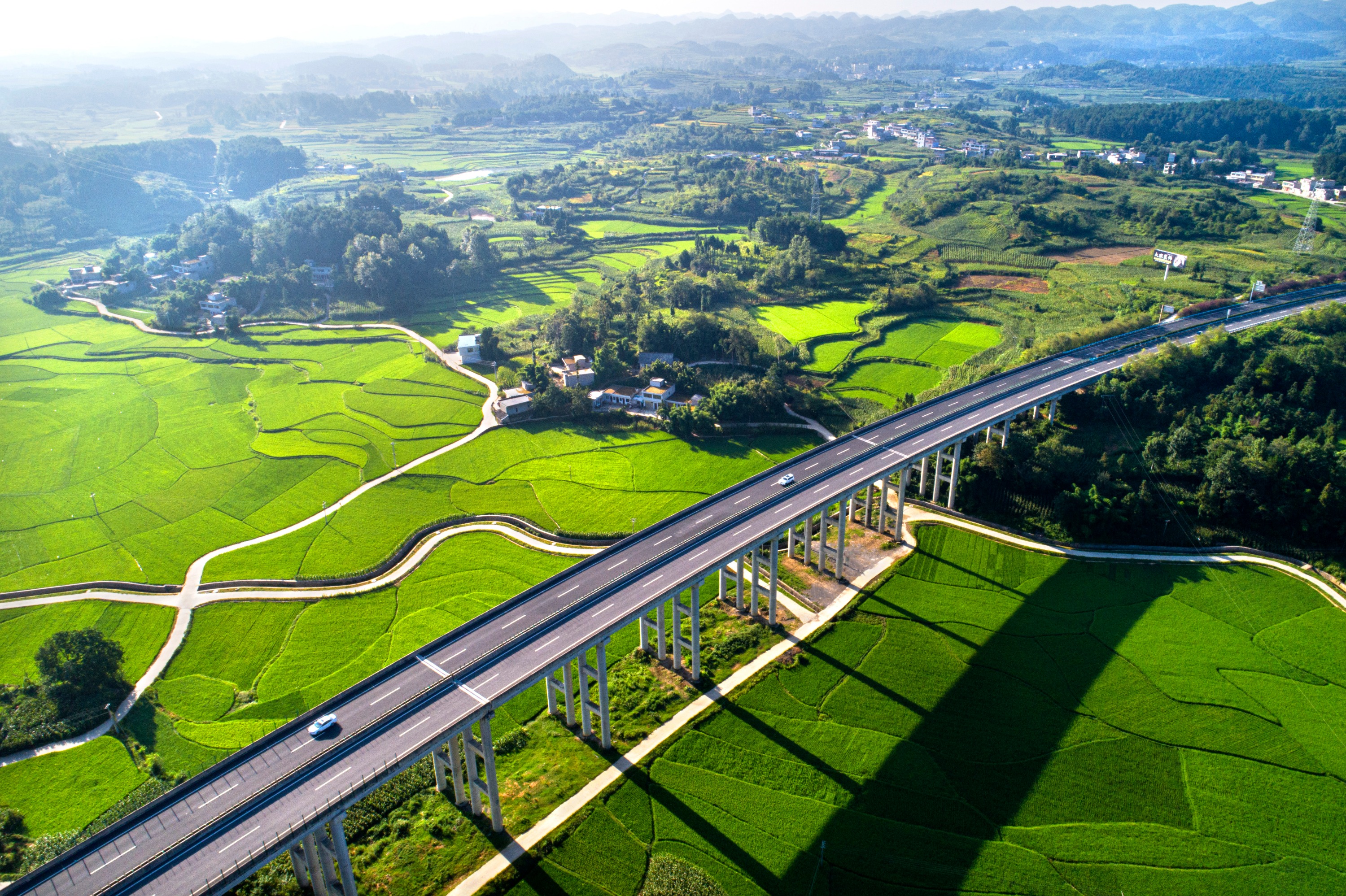 贵州黔西:田野绿 高速美