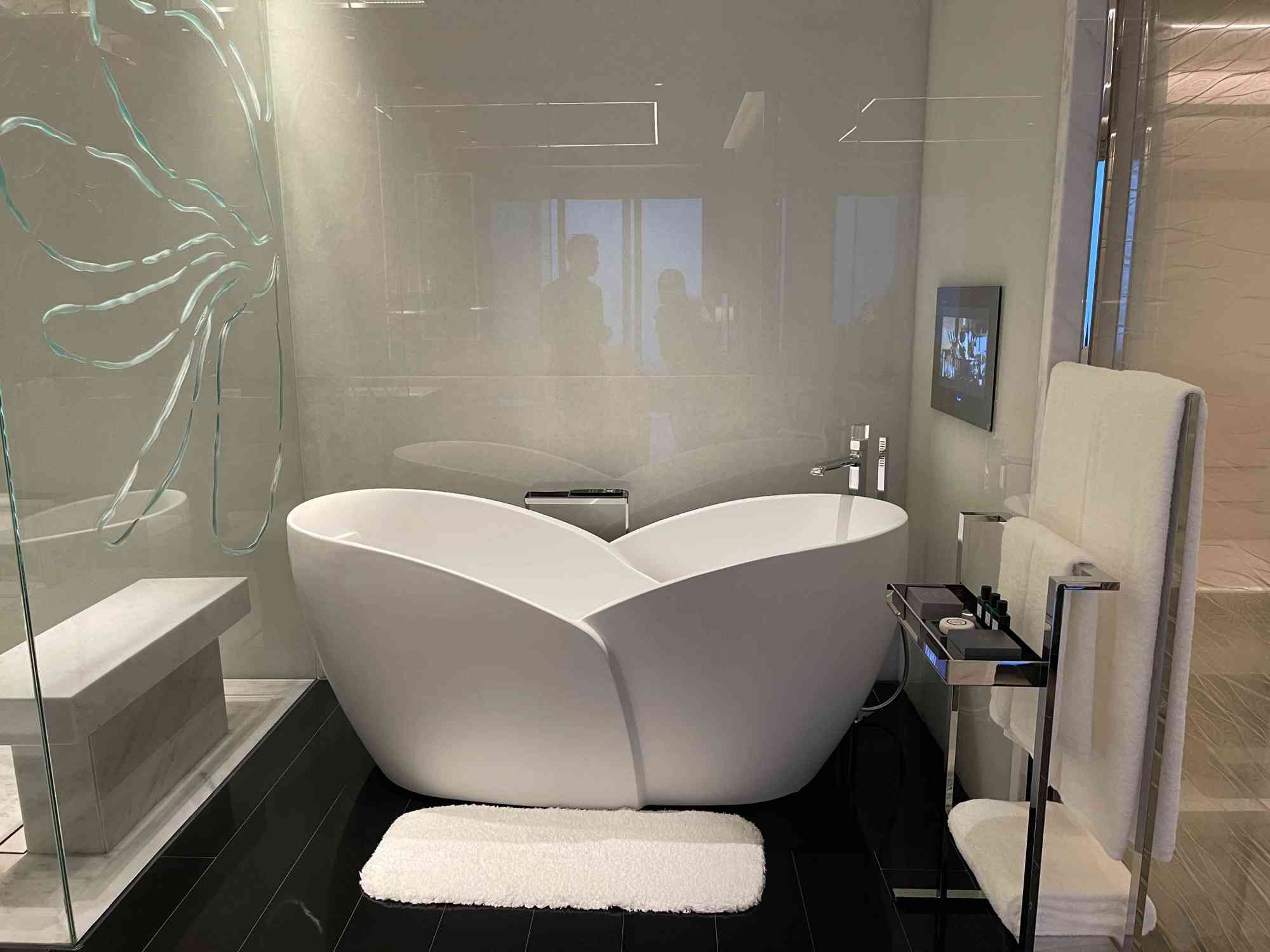 j酒店玉兰花形状的浴缸 拍摄:薛冰冰