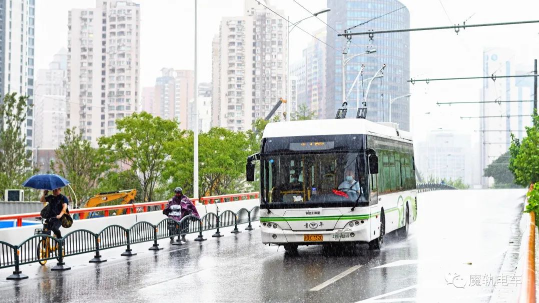 据了解,上海无轨电车系统曾是全亚洲最大的无轨电车系统,上世纪80-90