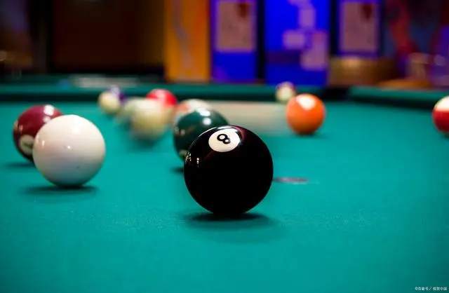 中式台球开球黑8进袋,合法击球者继续,否则交换球权