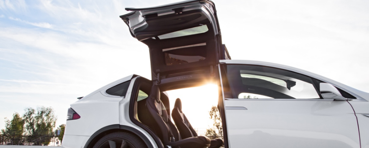 特斯拉model3后座开门方式