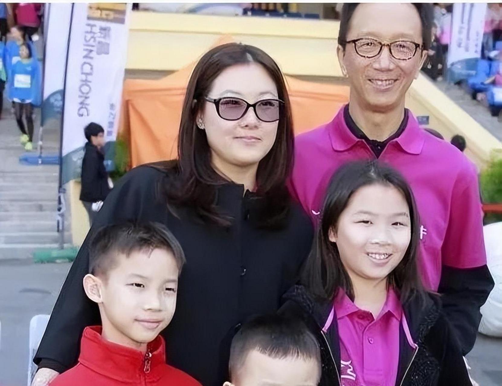 67岁的梁锦松为了让伏明霞生孩子,花100亿买下亚洲最