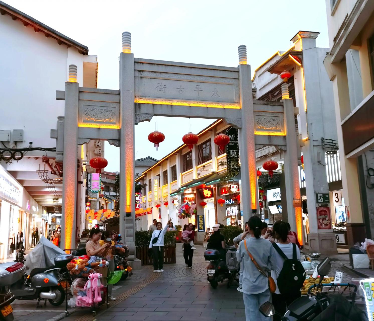 自驾粤北,到了河源,傍晚来到太平古街.