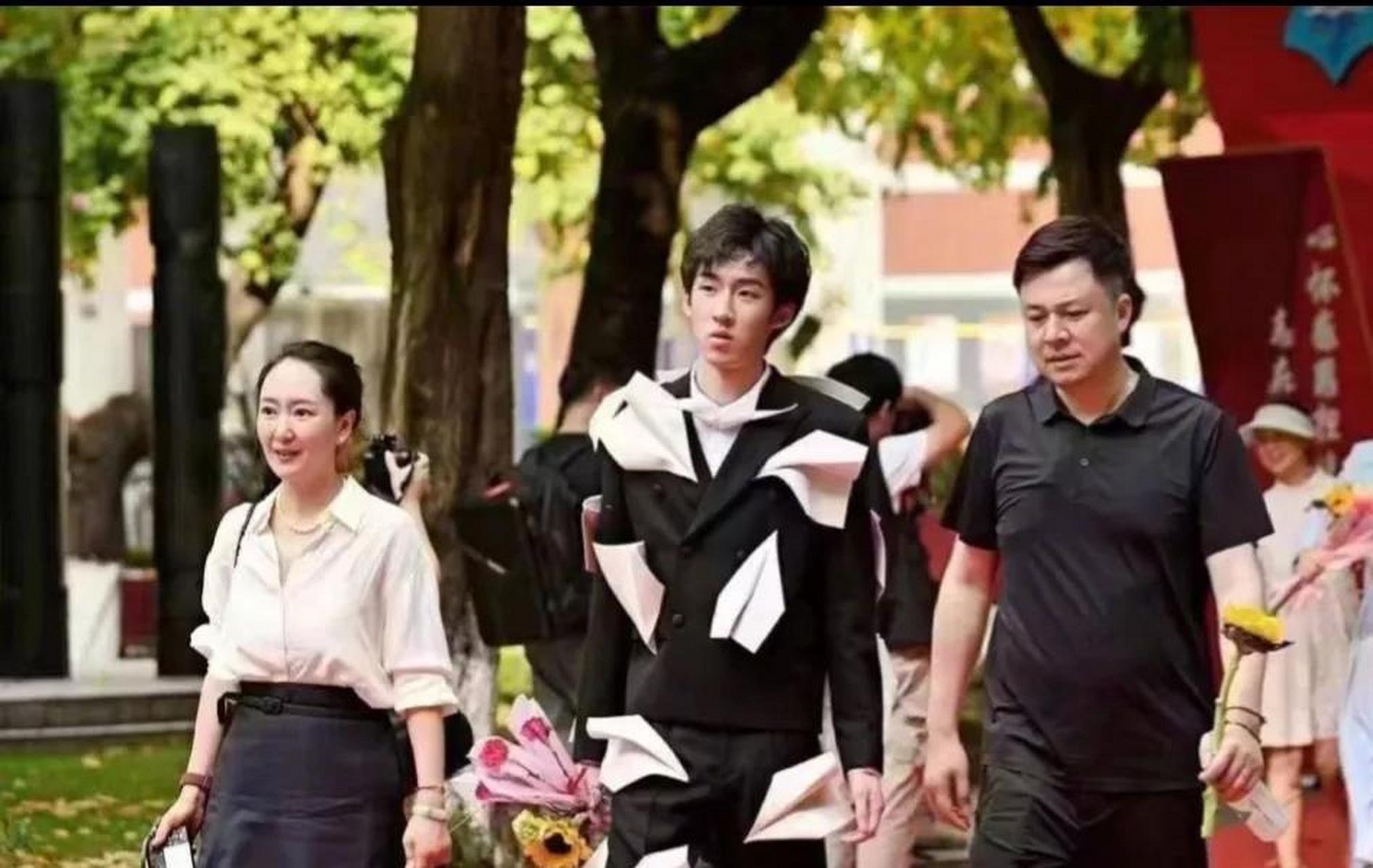 有人发出图片,孟晚舟与丈夫出席孩子的成人礼,地点应该是,成都某高中.