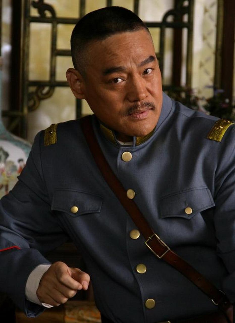 一次,巍子在片场火冒三丈地怒斥一演员:你少在这装