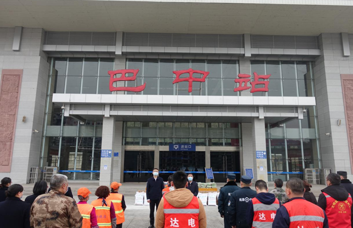 市发展改革委开展"冬送温暖"活动慰问巴中火车站工作人员