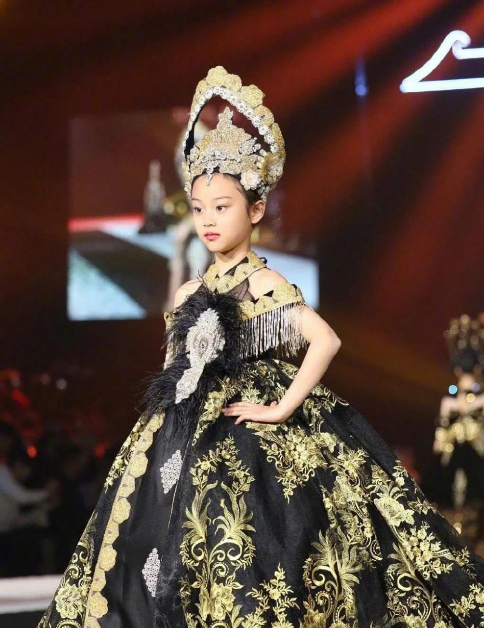 李小璐带甜馨t台走秀,小姑娘一脸表情严肃,穿衣风格也越来越成熟,还是