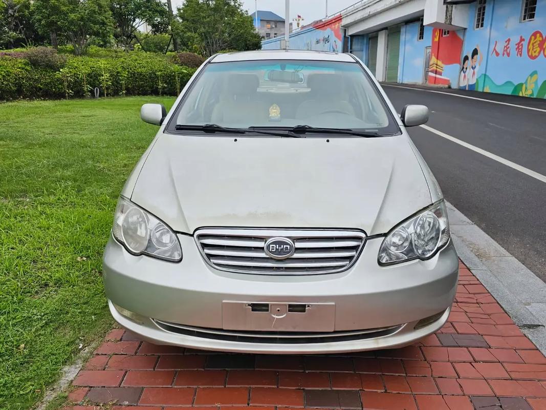 比亚迪f3倒车开关在哪?