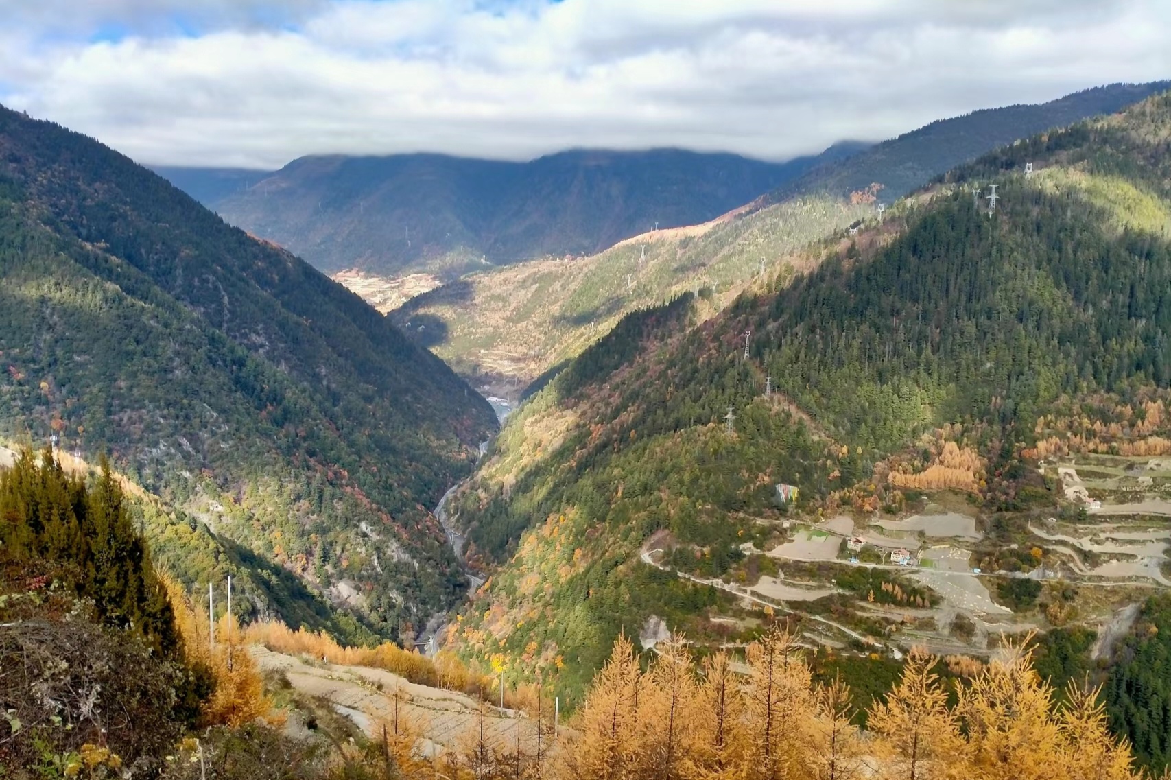 米亚罗风景区位于四川省阿坝藏族羌族自治州理县境内,是一个以自然