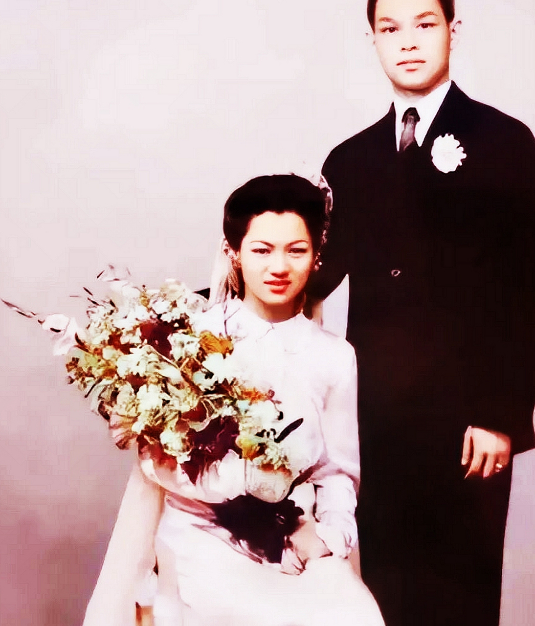 他们的家庭生活很幸福,吕燕妮为霍英东生下了六个孩子,三个儿子和三个