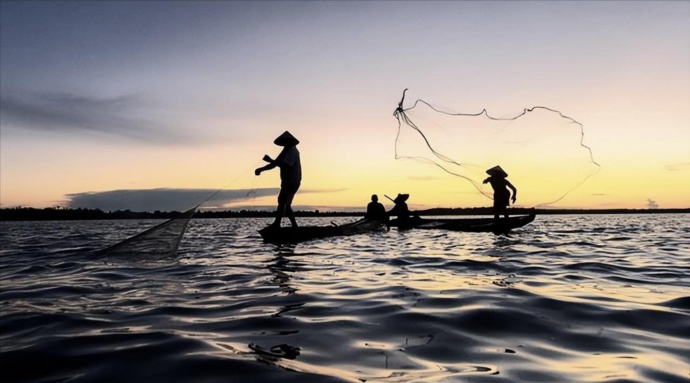 1956年,浙江两位渔民出海打渔,突然捞到一个沉甸甸的东西,以为打到了