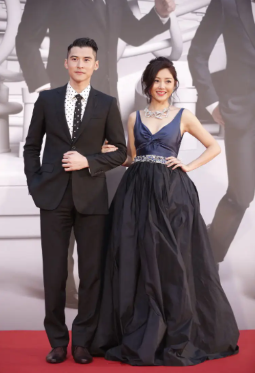 卫诗雅与陈家乐庆祝生日!为避嫌分开坐!发文:你已成为人夫