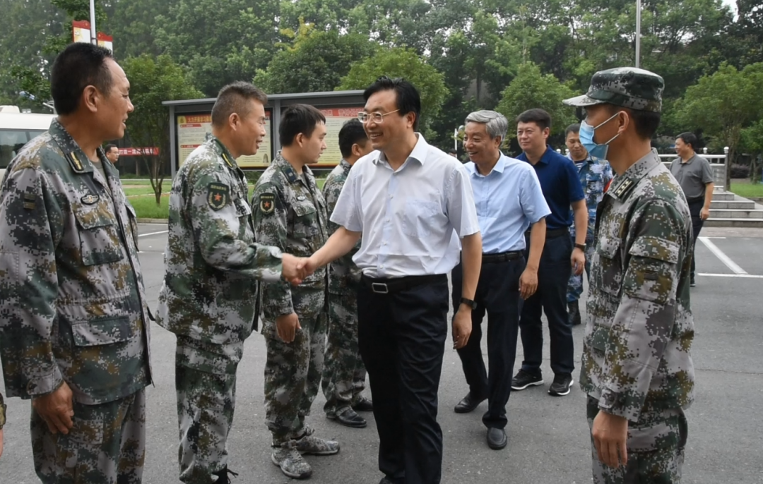 王鹏慰问驻漳部队官兵