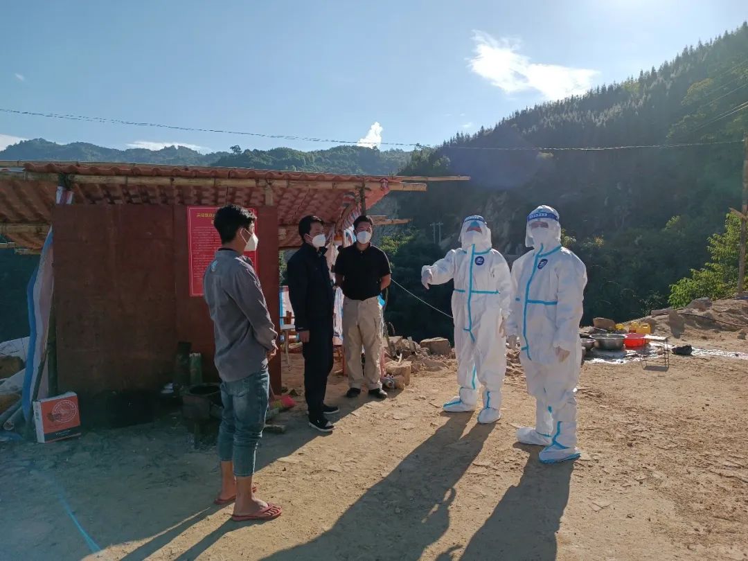 盈江县人民法院党组书记,院长李江润到芒面村开展强边固防和  疫情
