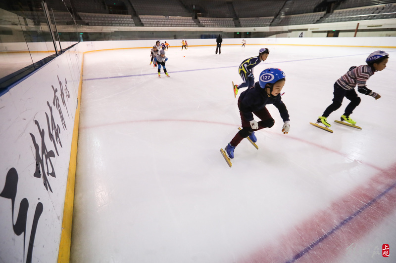 体验冰上飞翔,仅上海飞扬冰上运动中心,就有近30所中小学参与这项运动