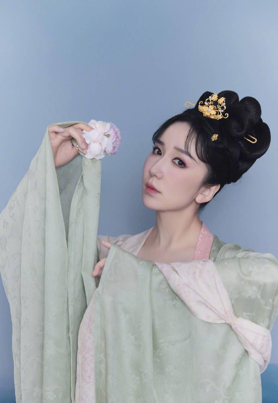 娄艺潇穿汉服走红毯称敬佩杨玉环的才华和气质