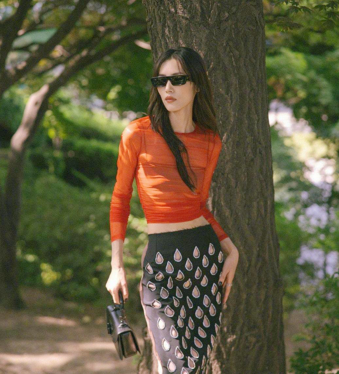 谭明红红色色衣#今天表姐在首尔看了精彩的节目 红色薄纱上衣,搭配