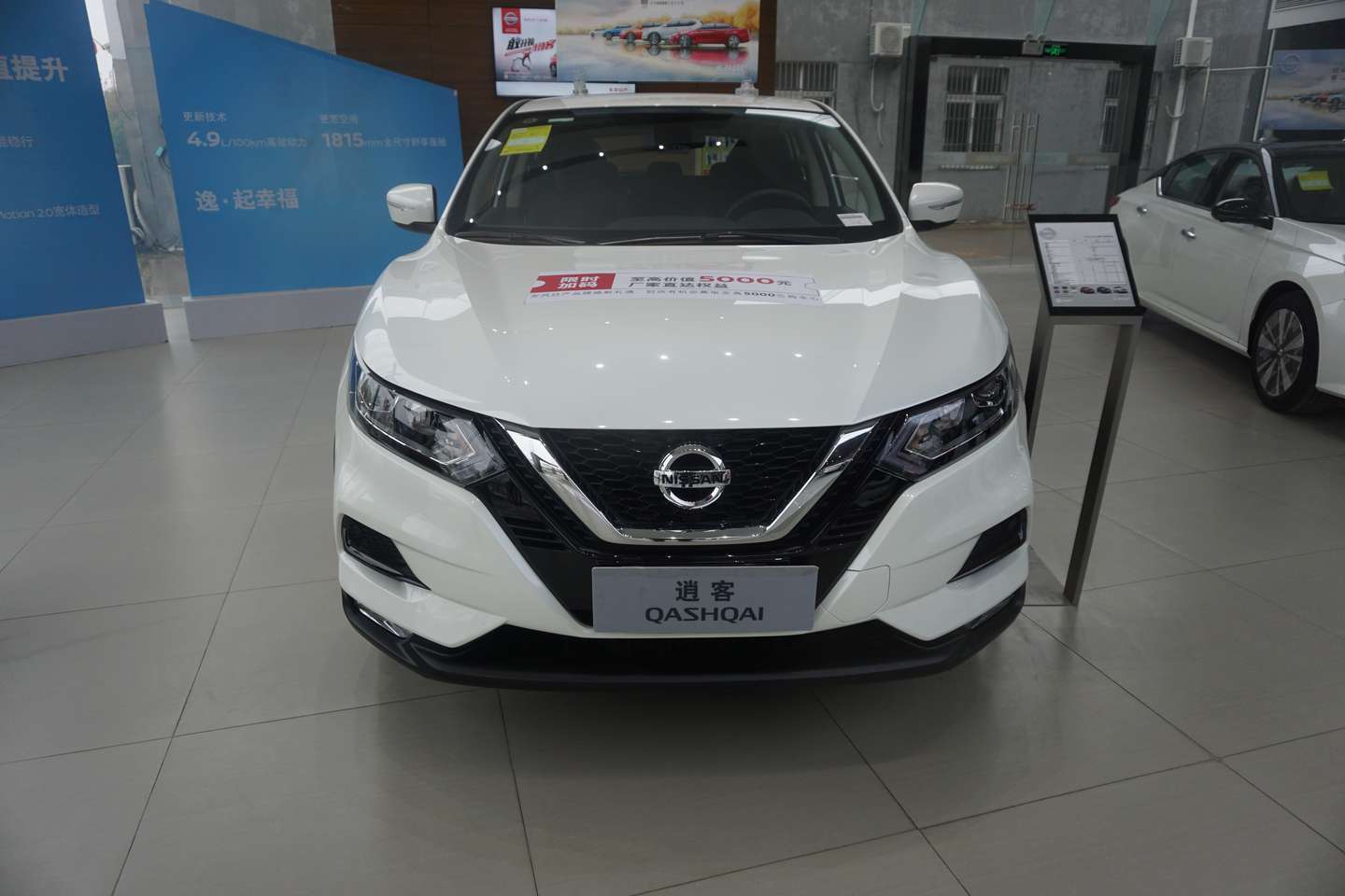 到店实拍2021款日产逍客!白色车身很洋气,360度全景影像