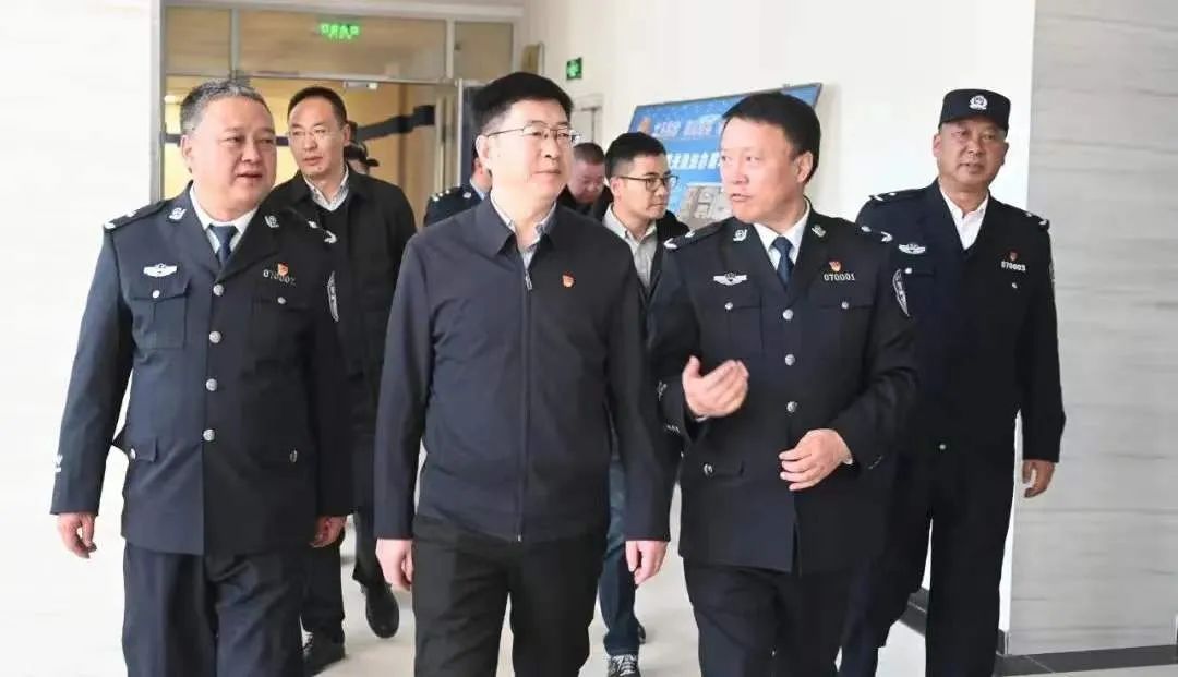叶万彬州长看望慰问果洛公安民警督导检查元旦安保时要求努力锻造高