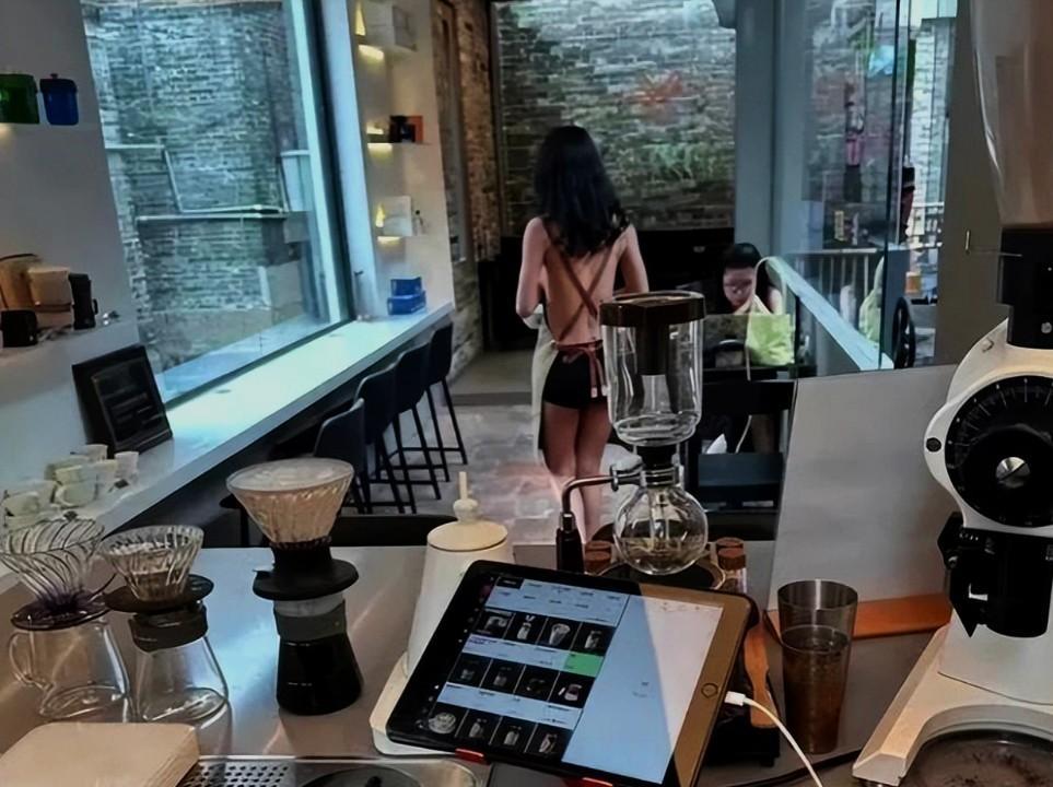 员工装竟是真空,一咖啡店员工穿着清凉上班,后续:已报警