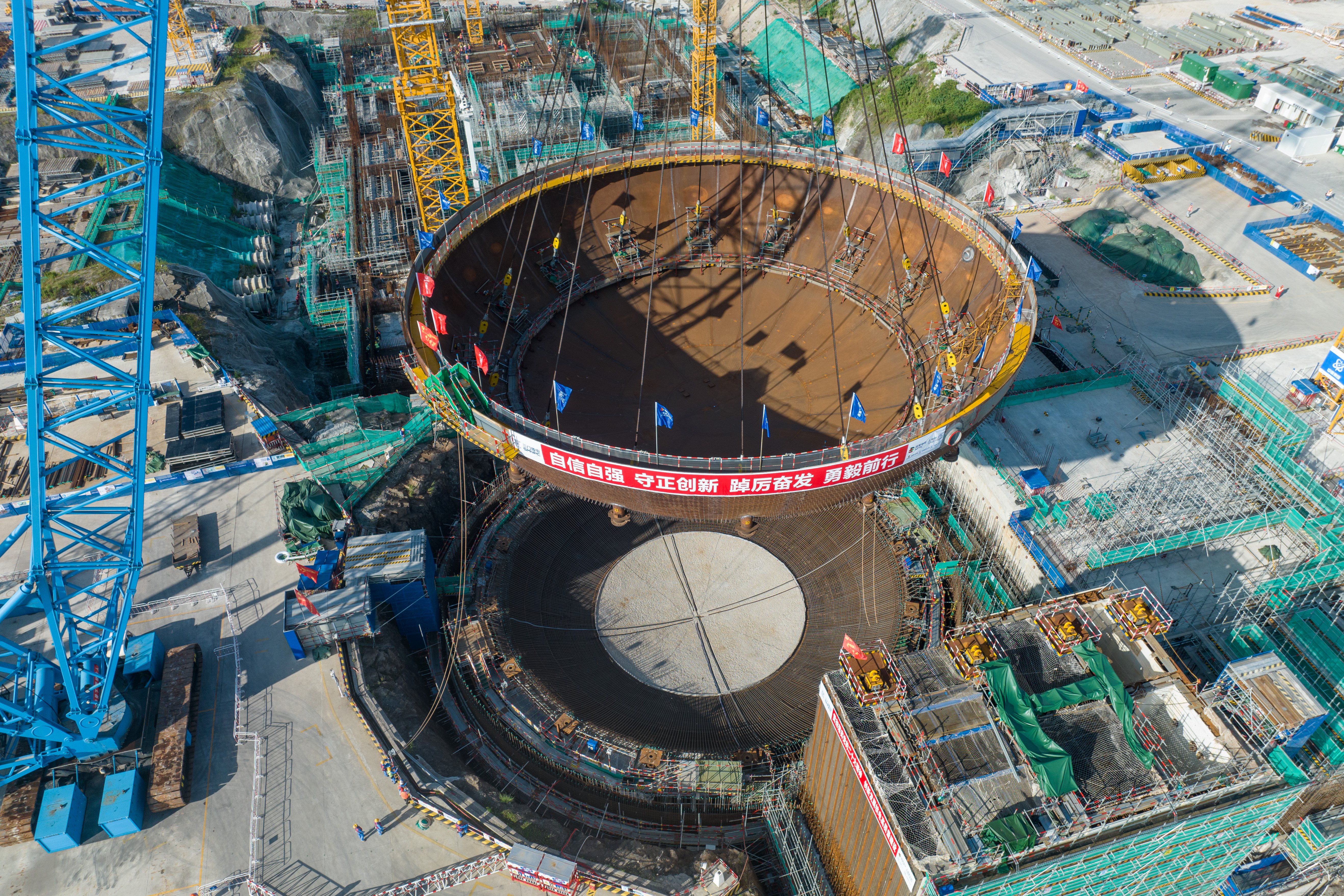 三门核电二期4号机组660余吨"大锅"吊装成功