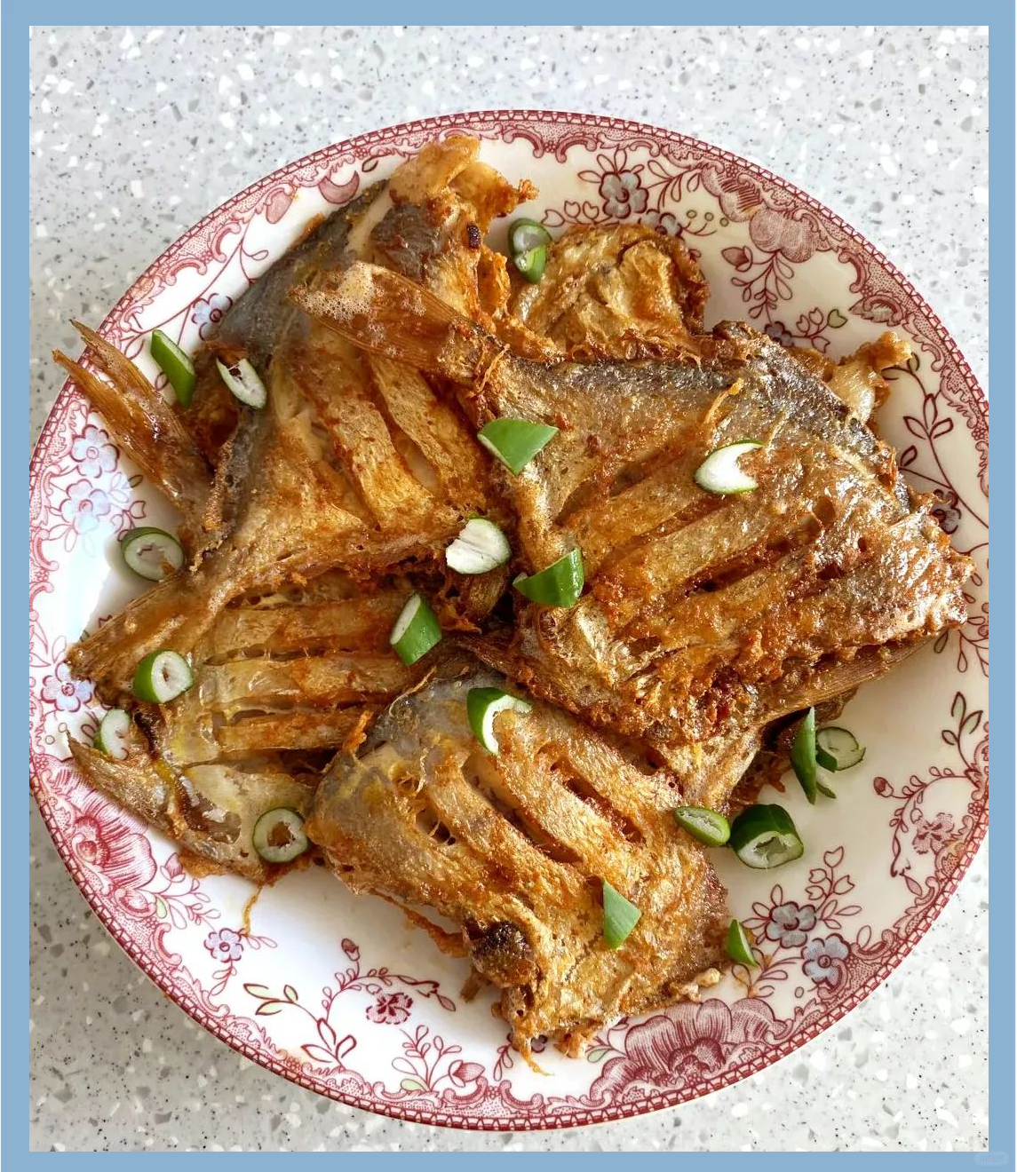 特别推荐大家尝试香煎小晶鱼,这种做法让小晶鱼外皮