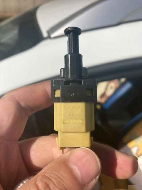 在成功拆下护板后,制动踏板上方的制动灯开关便暴露在我们眼前.