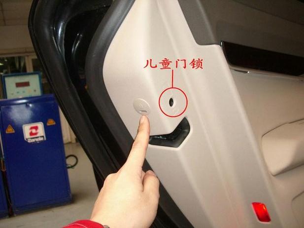 奔驰c级儿童锁在哪个位置?