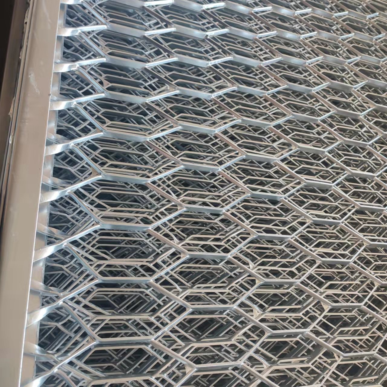 热镀锌钢板网防护栏介绍