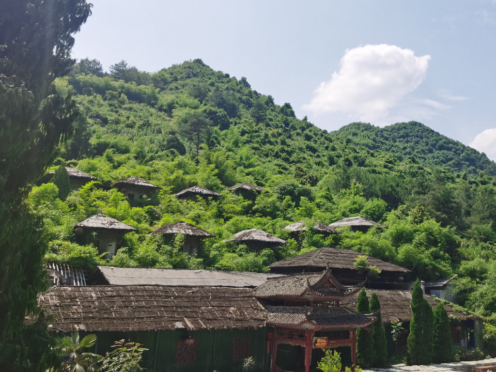 登九嶷山主峰舜源峰,尋找明遷建舜廟的秘密,與野生獼猴不期而遇