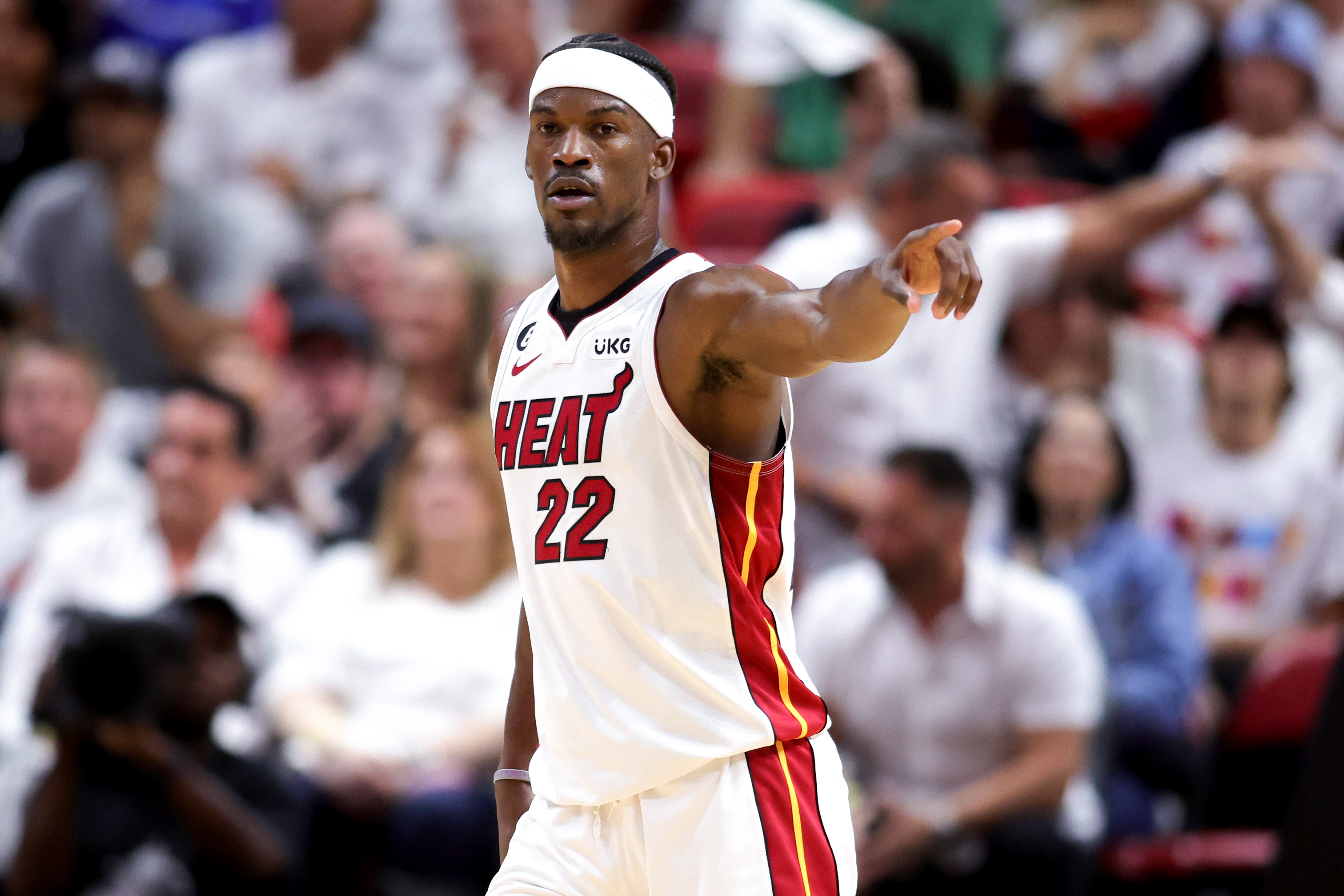 联盟第1爆冷轰然倒地!巴特勒56 9刷爆纪录,热火夺赛点!字母3双