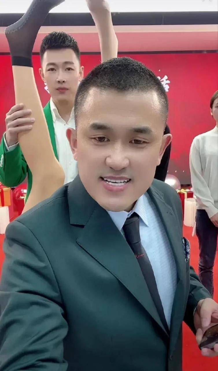 昨日快手电商销量日榜出炉,被称为快手"情感二哥"的清河李哥办美妆节