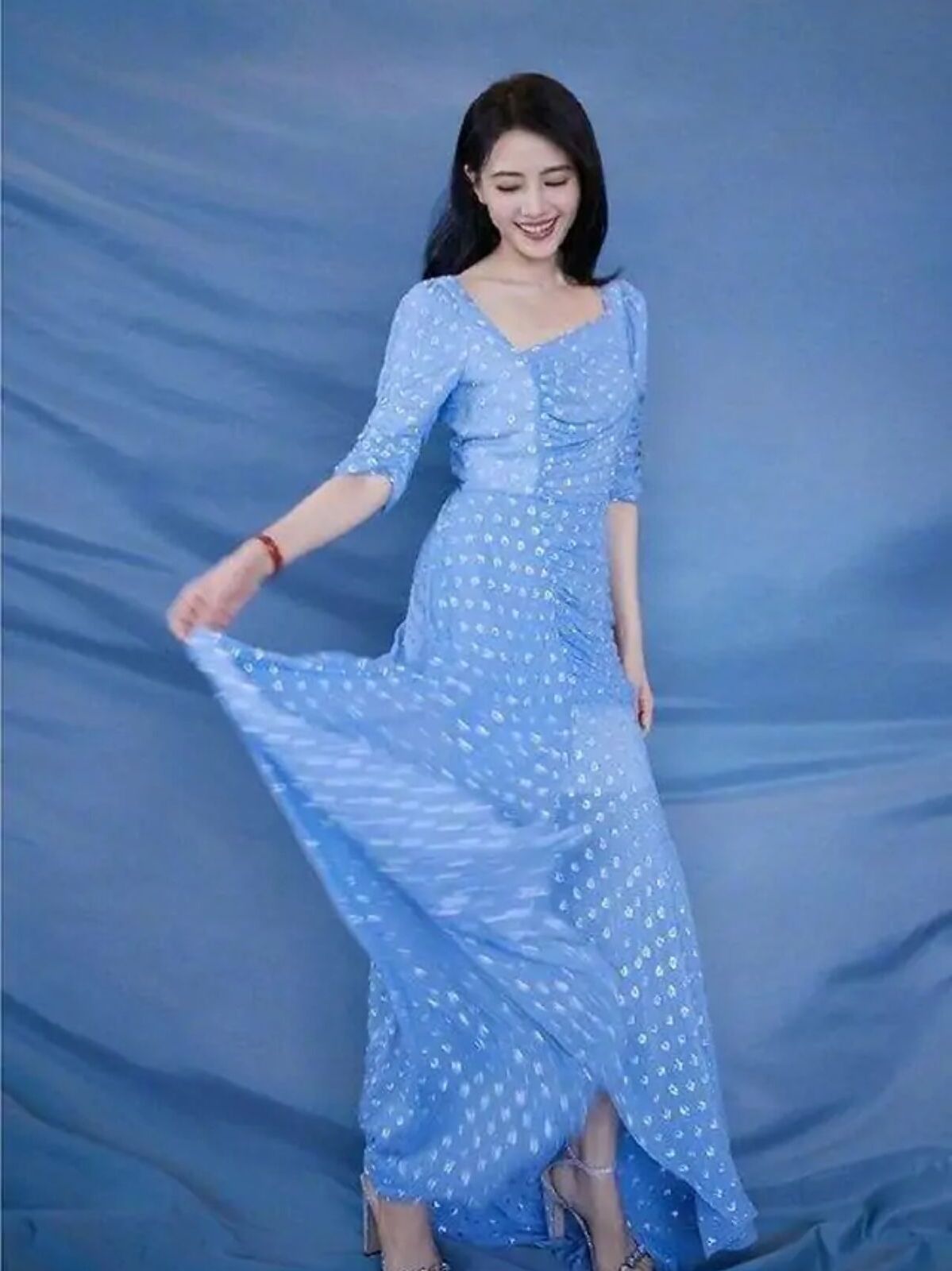 高圆圆的"贵妇肌"太优越,气质温婉大气,穿蓝裙美出新高度