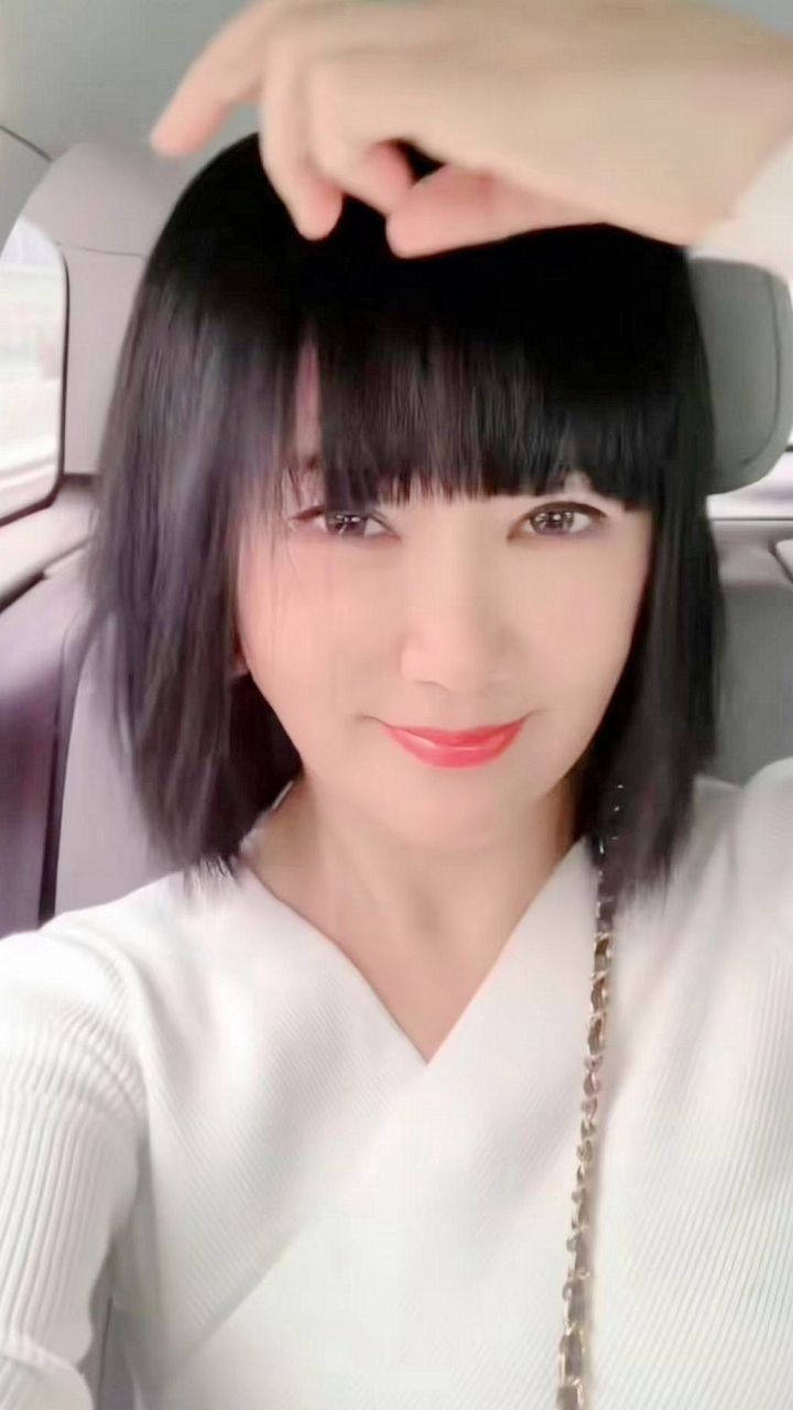 曾经是90年代的女歌手,最近晒出了一张留着漂亮刘海的短发自拍