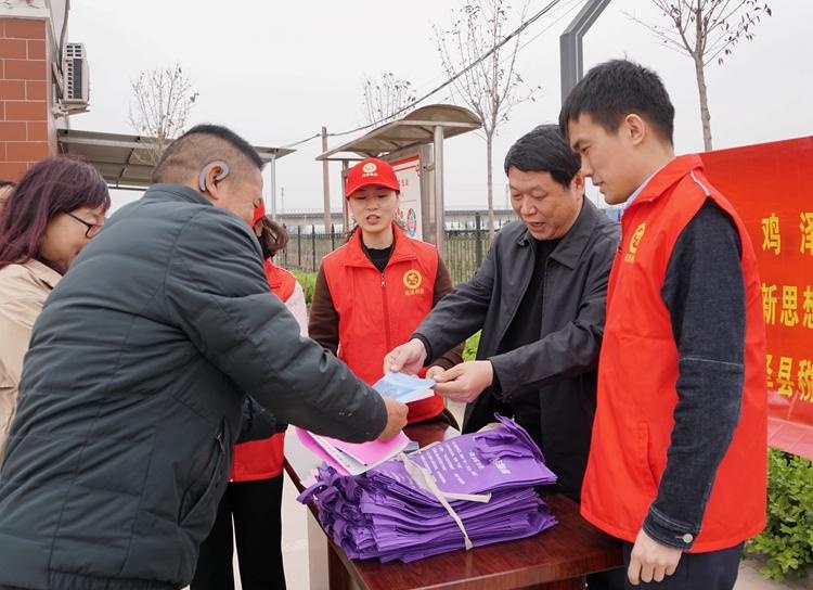 鸡泽县局"惠民帮帮团"走进小韩固村送政策