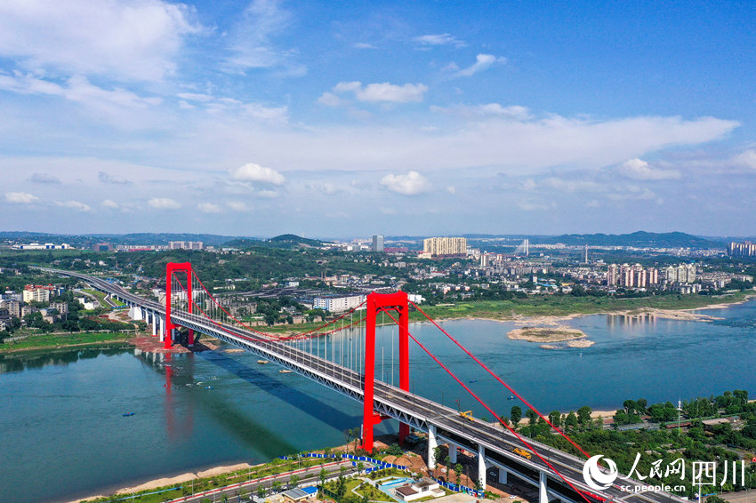 四川泸州长江二桥试通车 万人"踩桥"庆祝