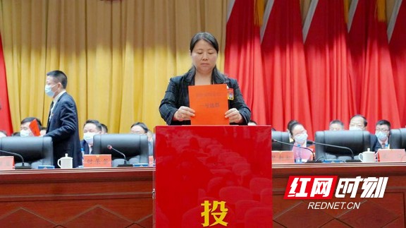 周胜益当选为龙山县县长